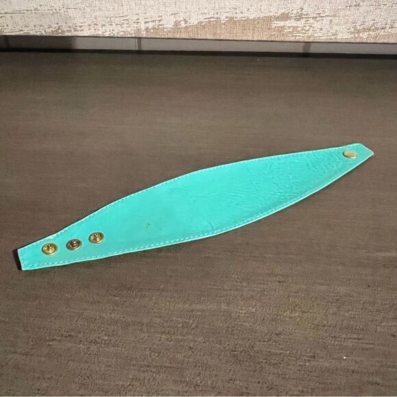 Vintage 100% Leather Turquoise Cuff Bracelet - Picture 5 of 7